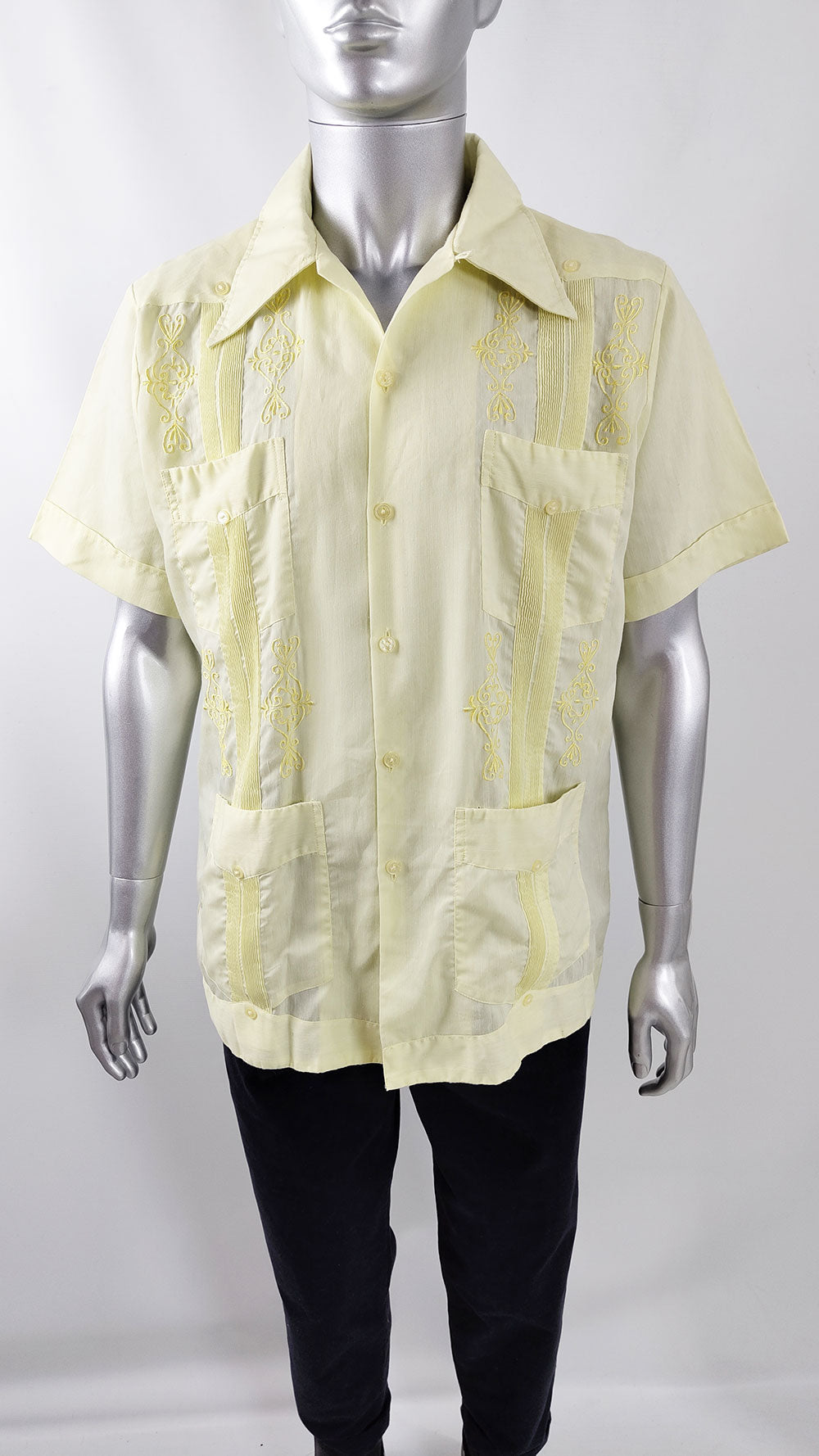 A vintage 70s rockabilly shirt for men in a size Large with four pockets on the front.