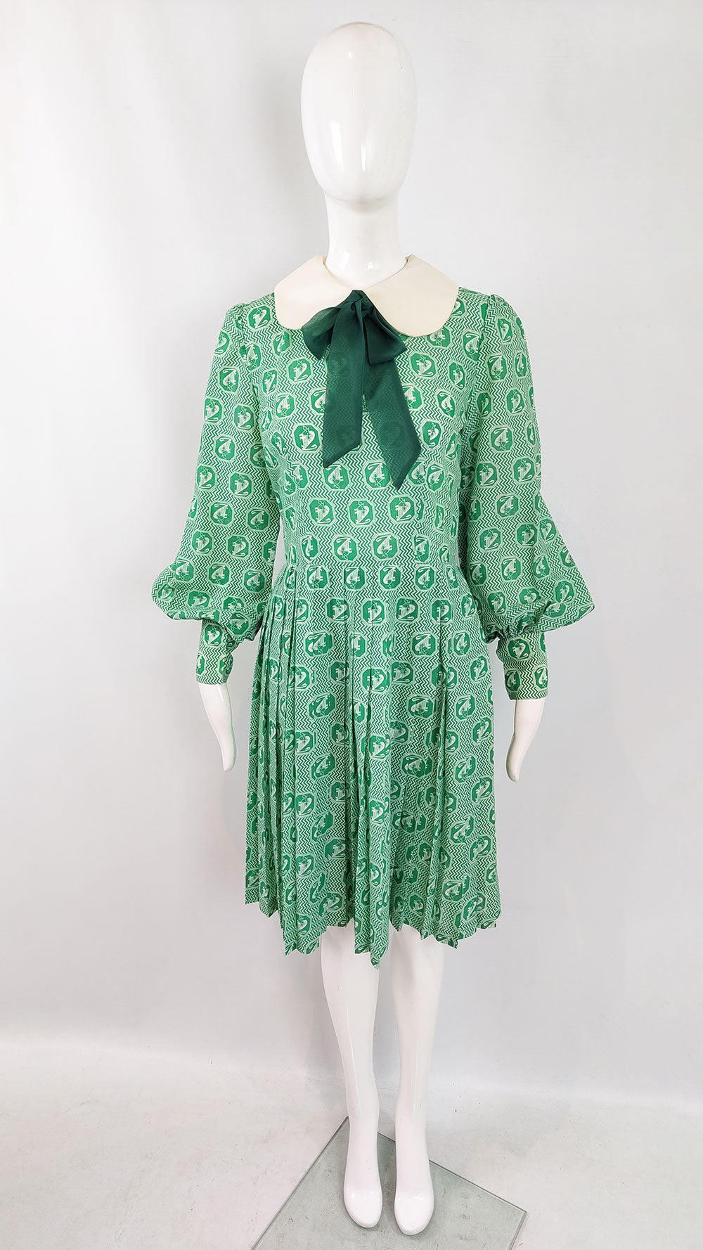 A vintage dress by Jean Allen from the early 60s with a satin pussybow beneath a peter pan collar.