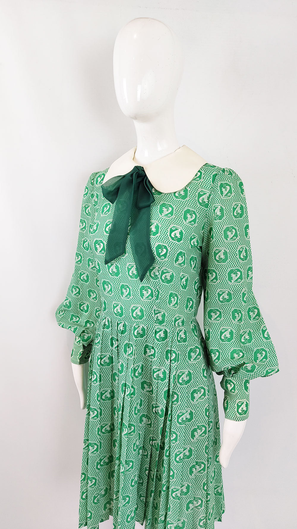A green and white kawaii vintage dress by Jean allen with large puffed sleeves and a mod style collar.